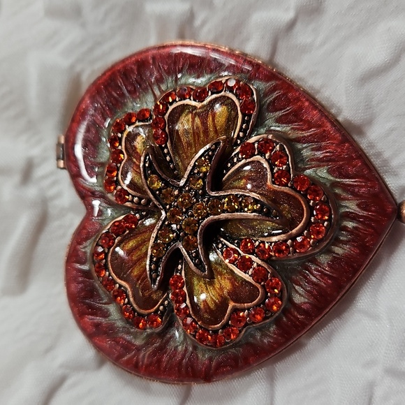 HEART SHAPED ENAMEL COMPACT WITH DUAL MIRROR 2" - Picture 1 of 8